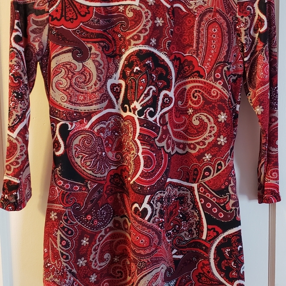 3/4 lgth twist front red paisley stretch blouse. Sz L...29" from collar to hem - Picture 7 of 8